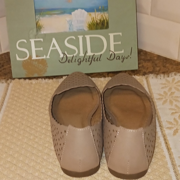 Union Bay Women's Blush Colored Slip on Flats Size 8M - Picture 8 of 11